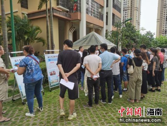 海南省妇女儿童医学中心50余名职工参观海南省人才公寓，34名职工现场签约。海南控股供图