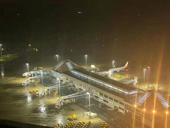 春雨中的美兰机场。兰建琼 摄