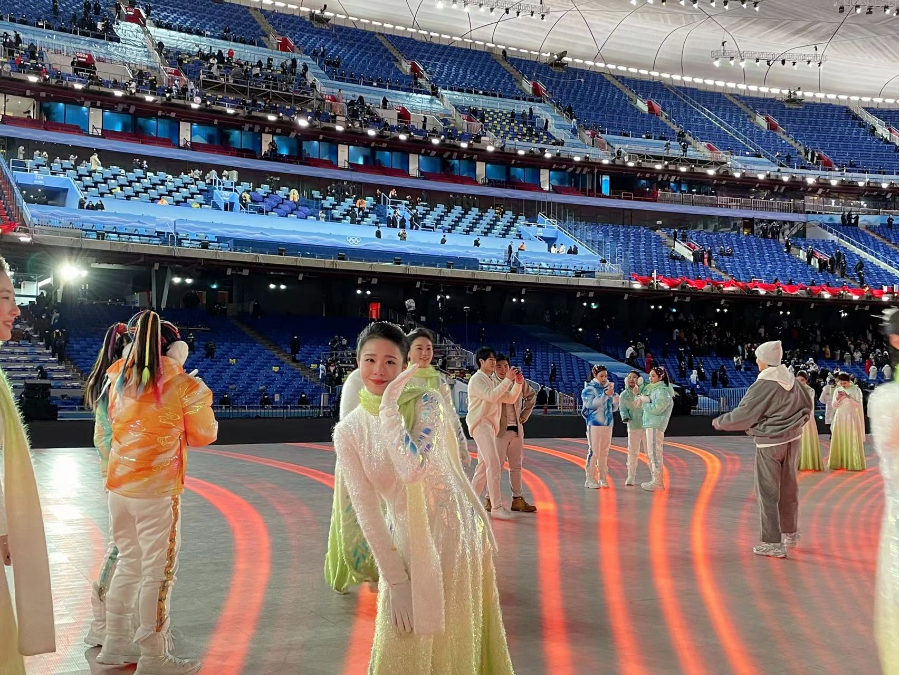 这3位海南籍姑娘在北京冬奥会闭幕式的舞台上“折柳寄情” - 第1张