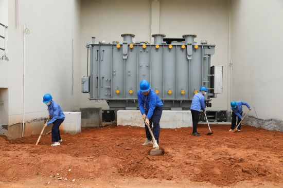 2月4日，在南方电网海南电网公司建设分公司负责建设管理的万宁110千伏槟榔城输变电新建工程项目现场，工人正在进行油浸式变压器卸油池浇筑前的场地施工。（宋印官摄）
