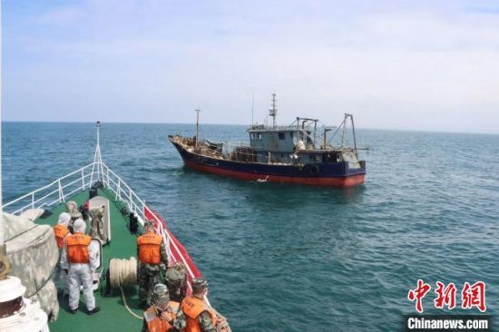 海南海警局严厉打击违反伏季休渔期规定出海渔船 - 第1张