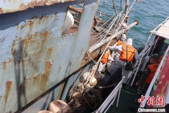 海南海警局严厉打击违反伏季休渔期规定出海渔船 - 第2张
