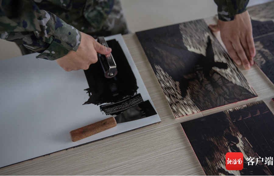 镌刻在军旅路上的画痕 海南武警战士用版画勾勒军营生活 - 第6张
