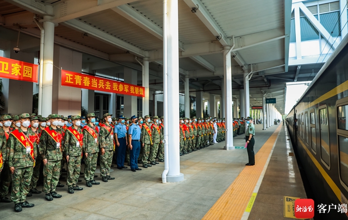 身着军装、胸戴红花……海南省组织2022年下半年新兵欢送仪式 - 第1张