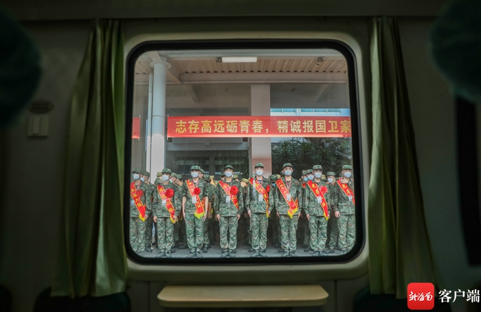 身着军装、胸戴红花……海南省组织2022年下半年新兵欢送仪式 - 第6张