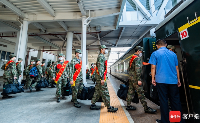 身着军装、胸戴红花……海南省组织2022年下半年新兵欢送仪式 - 第9张