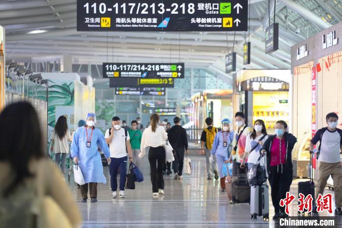 随着疫情防控政策不断优化调整，三亚机场航站楼人气日渐旺。　陈振煌供图