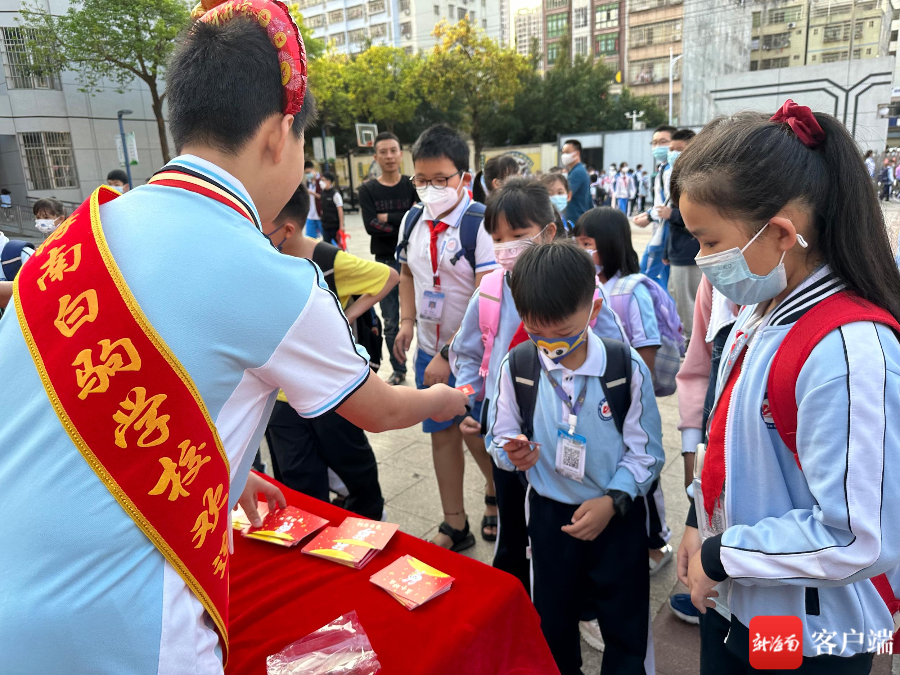 夹道欢迎、红包祝福…海南中小学生花式报到 迎接新学期 - 第6张