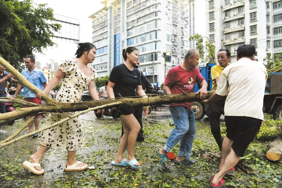 海口：有的市民等着被救灾，而更多人已经积极行动起来