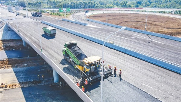 G98环岛高速公路大坡互通立交进入收尾施工